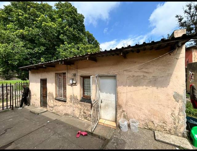 7 BEDROOM HOUSE FOR SALE IN GERMISTON CENTRAL